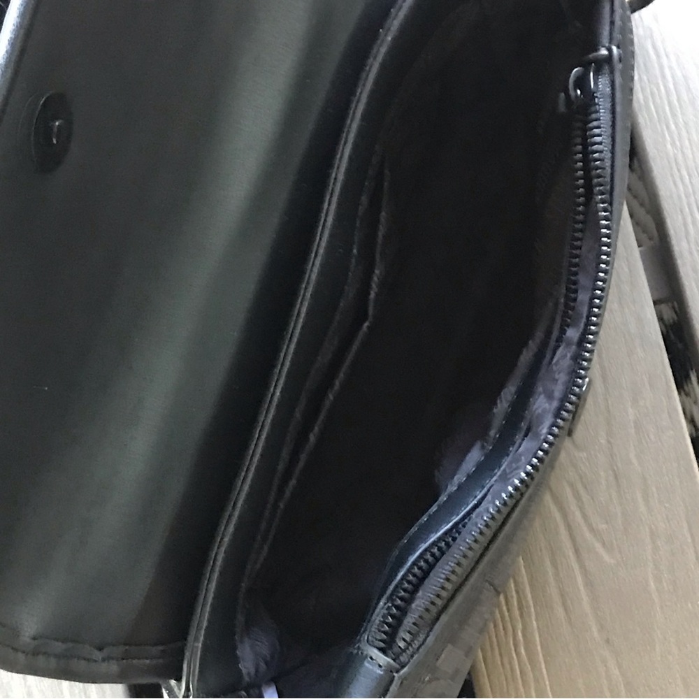 NWT Steve Madden Women’s Black Crossbody bag with removable pouch. - Picture 6 of 6